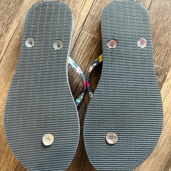 New without tags Vera Bradley Flip Flops.  Size 5-6.  Grey W/bright flowers. - Picture 2 of 4